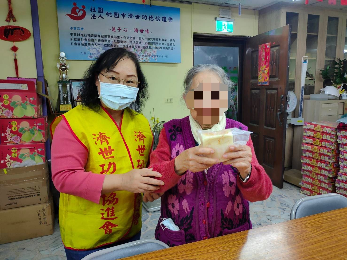 拿到麵包後，忍不住吃了一塊