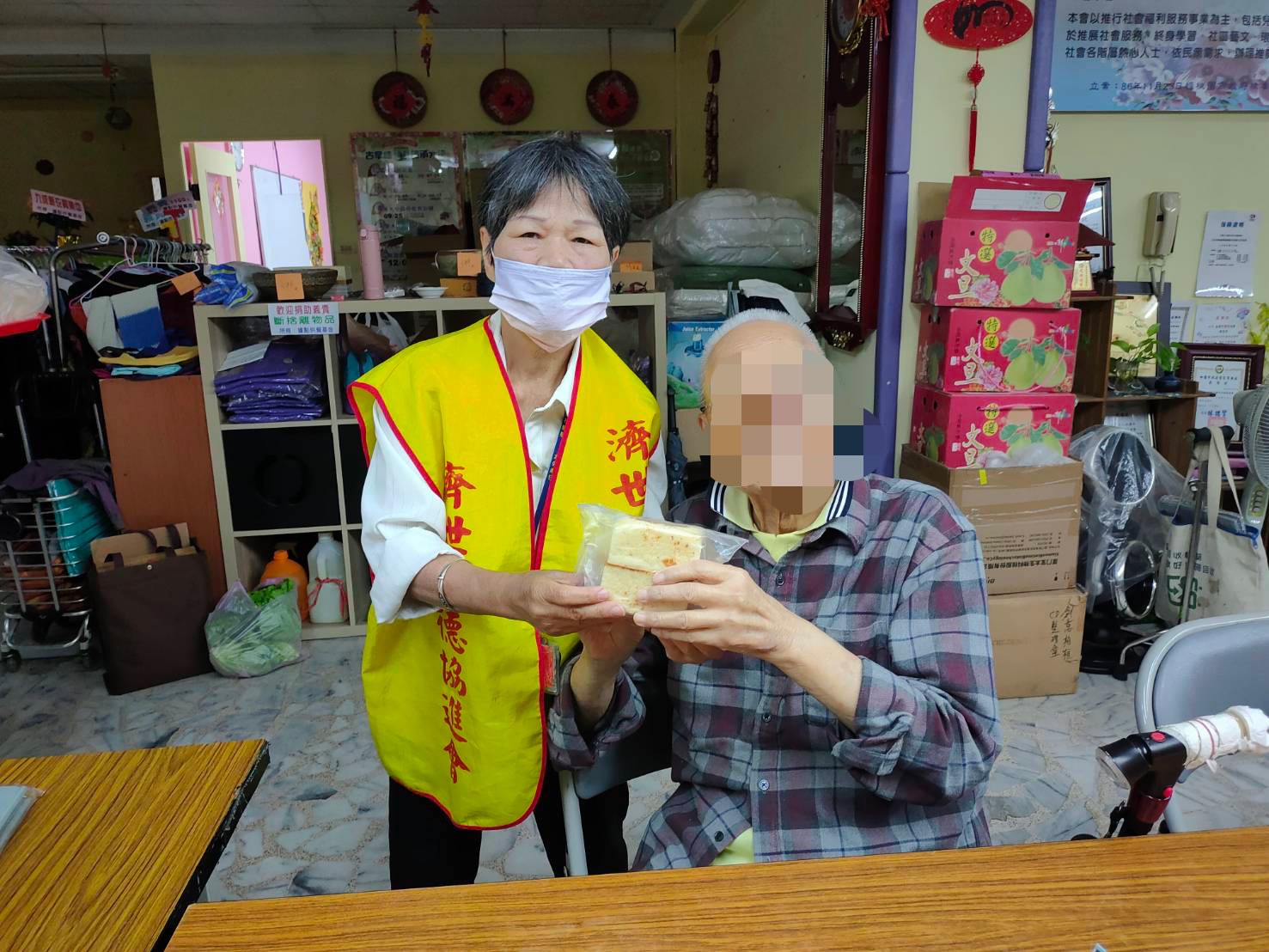 百歲伯伯愛不釋手